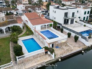 Haus  Carrer noguera. Casa con piscina y muelle propio en empuriabrava