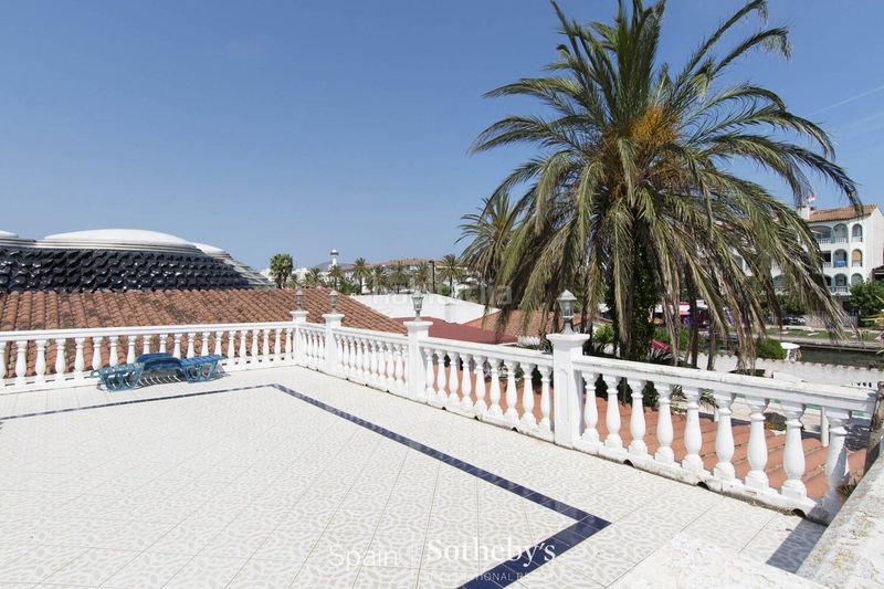 Foto 9729826e-5d03-4e5e-a8c5-f708b40e88c3. Casa amb calefacció aparcament piscina a Carmençó Empuriabrava