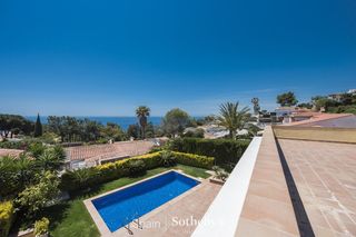Casa a Fenals. Casa acogedora y práctica con vistas al mar en cala canyelles