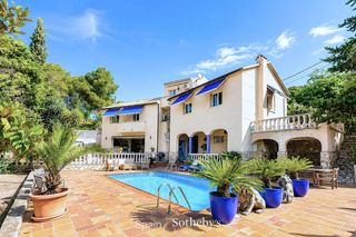Casa a Olivella. Fantástica villa en gran terreno con piscina en olivella