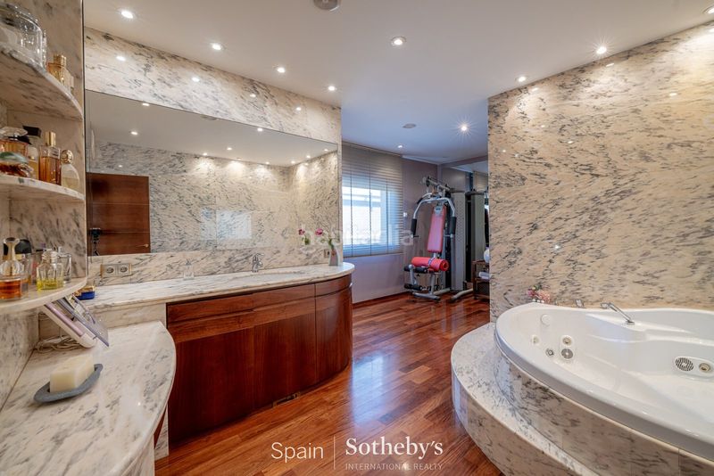 Foto a30969d9-995b-4c06-84b0-5cf81970cead. Casa amb calefacció aparcament piscina a Eixample Residencial Escala (L´)