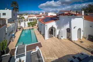 Casa  Carrer montgrí. Excepcional propiedad con dos casas con sus propias piscinas