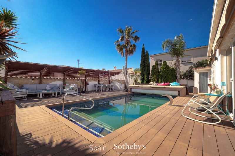 Foto 20dea88d-28bd-4c8f-b982-049843d68fdb. Casa amb calefacció aparcament piscina a Montgrí Empuriabrava