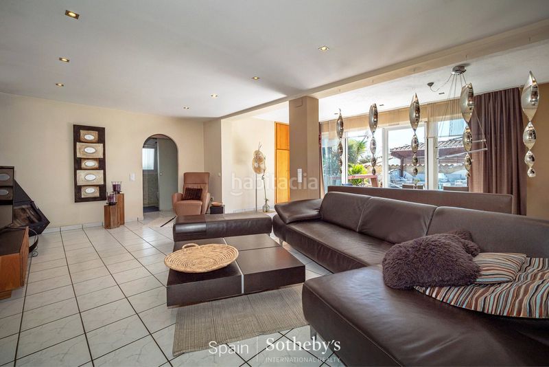 Foto a2a52352-d95f-42a3-b797-8502f7ed2b6e. Casa amb calefacció aparcament piscina a Montgrí Empuriabrava
