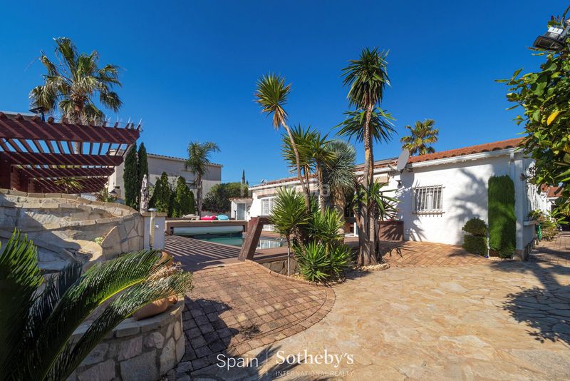 Foto db83df10-9569-42e9-9b8e-07eba61ca556. Casa amb calefacció aparcament piscina a Montgrí Empuriabrava