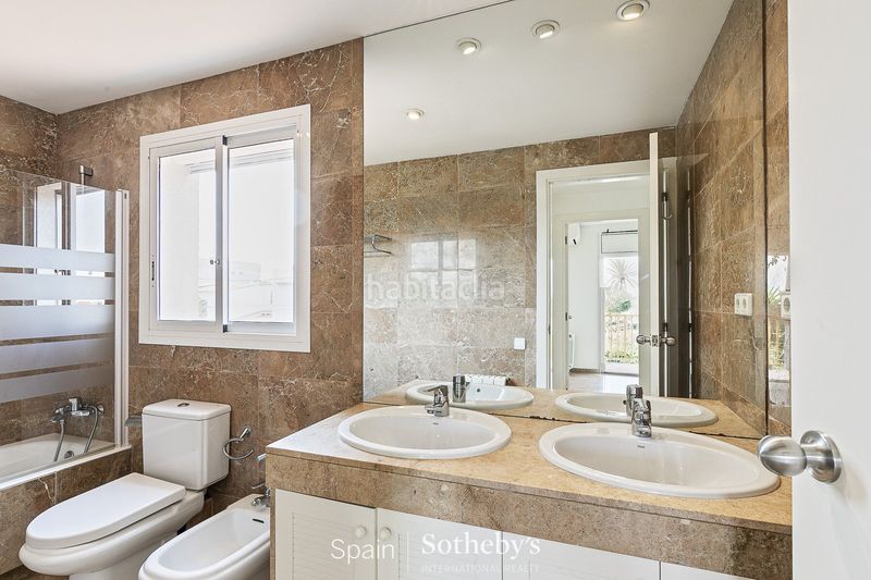 Foto 434cedfd-0d59-42ca-9e3f-5d3819fa7710. Casa aparellada amb calefacció aparcament a Can Girona - Terramar - Vinyet Sitges