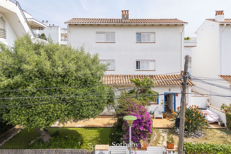 Foto 9e1d1f4d-c12a-4dad-b674-dadd1c51dc5c. Casa aparellada amb calefacció aparcament a Can Girona - Terramar - Vinyet Sitges