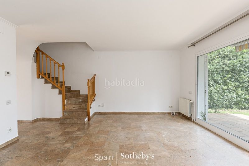 Foto a55f5f96-96af-4f7b-8d6b-a9667e1897cc. Casa aparellada amb calefacció aparcament a Can Girona - Terramar - Vinyet Sitges