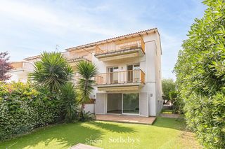 Casa aparellada a Can Girona - Terramar - Vinyet