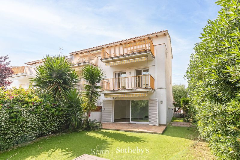 Foto d07c4084-36b2-4d32-89a8-7c727cd1273d. Casa aparellada amb calefacció aparcament a Can Girona - Terramar - Vinyet Sitges