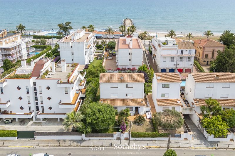 Foto d636a6c2-9f4d-4154-ac62-fd5f1b79929c. Casa aparellada amb calefacció aparcament a Can Girona - Terramar - Vinyet Sitges