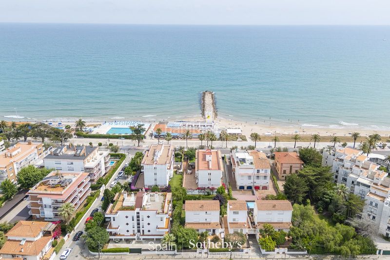 Foto f4e21512-16af-4ef9-a994-8f95101ed2d6. Casa aparellada amb calefacció aparcament a Can Girona - Terramar - Vinyet Sitges