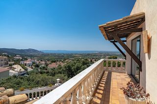 Casa  Carrer osca. Villa mediterránea con vistas maravillosas y piscina  mas fumats