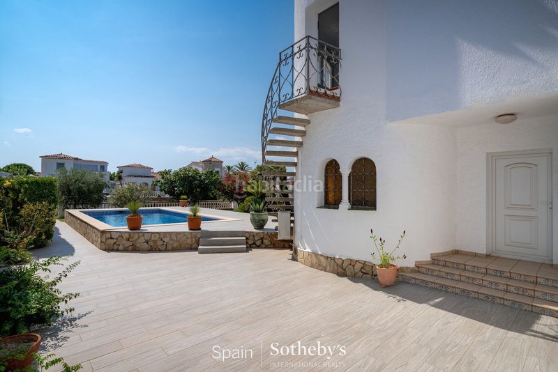 Foto 7741c131-e0f5-4804-a488-aff399a6d625. Casa amb calefacció aparcament piscina a Cap Ras - Creus - Falconera Empuriabrava