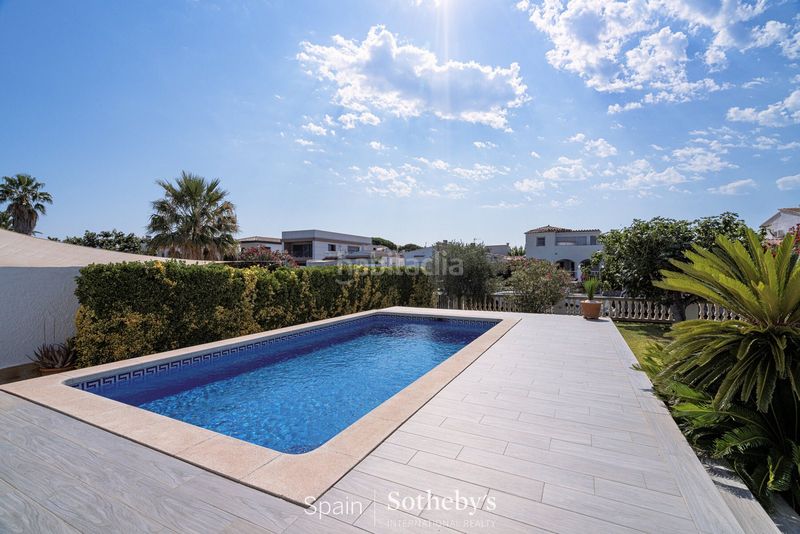 Foto 7ce9206f-5933-4482-ad84-2d9feec0d6d9. Casa amb calefacció aparcament piscina a Cap Ras - Creus - Falconera Empuriabrava