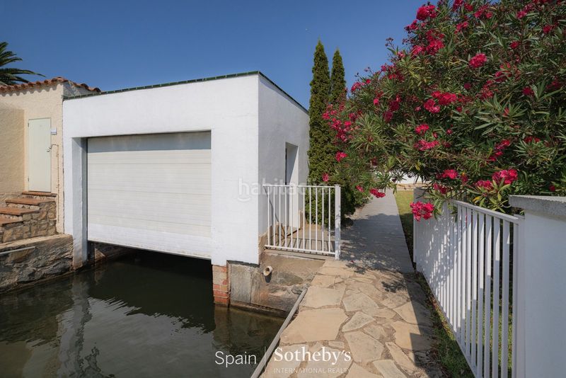 Foto bdc2d89d-215c-4c4b-8d7c-62846d013233. Casa amb calefacció aparcament piscina a Cap Ras - Creus - Falconera Empuriabrava