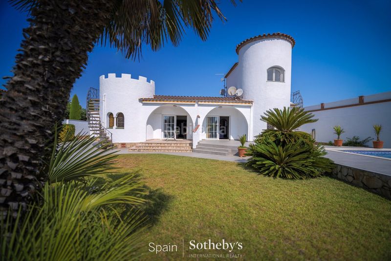 Foto d1ef8b7f-d19c-4a27-9375-4fd036a15ba9. Casa amb calefacció aparcament piscina a Cap Ras - Creus - Falconera Empuriabrava