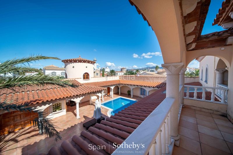 Foto f77ebab9-b588-472b-b56e-0cc51602b5f9. Casa amb calefacció aparcament piscina a Salins - Cavall de Mar Empuriabrava