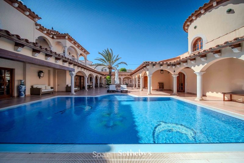 Foto fe3fbd70-e1fd-48e0-bbdc-47351282b1eb. Casa amb calefacció aparcament piscina a Salins - Cavall de Mar Empuriabrava