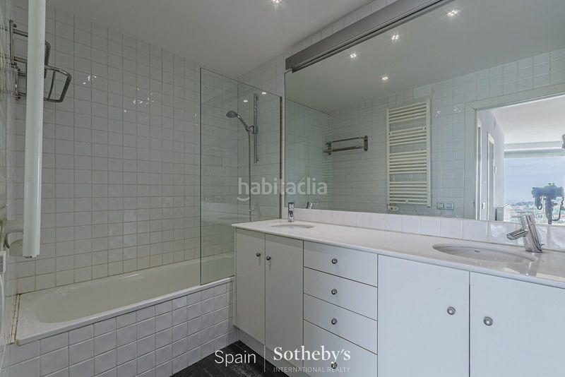Foto c4062386-452d-49ed-a857-39b20d7d4d19. Casa amb calefacció aparcament a Sarrià Barcelona