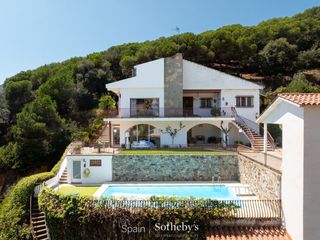 Haus in Alella. Se vende una amplia casa de 4 dormitorios con vistas a las monta