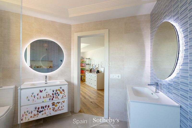 Foto c856db93-c23f-48ae-877b-e1bf483789c4. Casa amb calefacció aparcament piscina a Alella