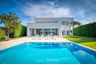 Haus in S´Agaró. Fantástica villa de estilo moderno cerca de sa conca