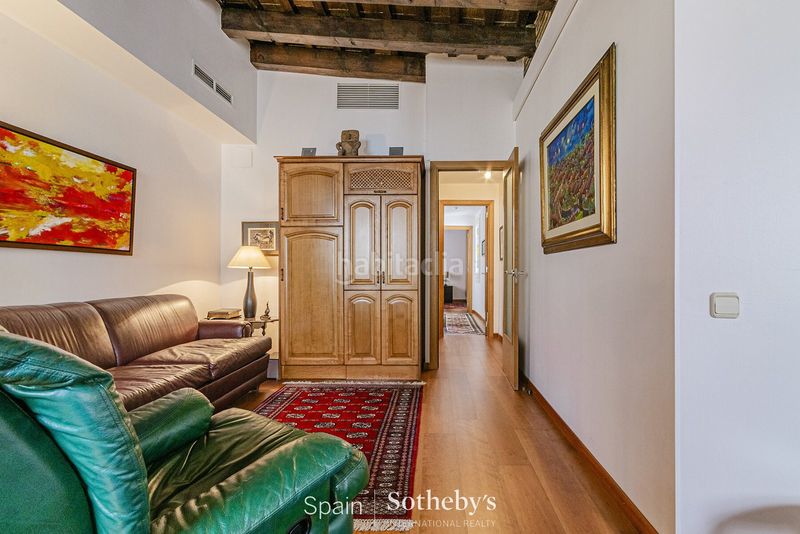 Foto fe28bf61-f0e5-498e-8c41-0a5d66a21ce2. Àtic a Gòtic Barcelona
