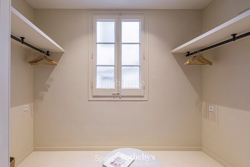 Foto 05387b19-ddab-4c2b-ab81-7bb645e80f62. Apartamento piso renovado con características originales en el barrio gótico en Barcelona