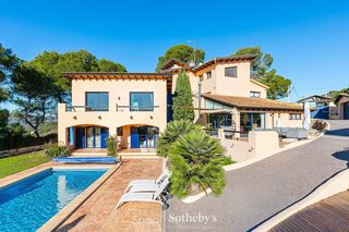 Casa  Plaça puigpedros. Espectcular villa mediterránea con vistas al mar en mas mestre a