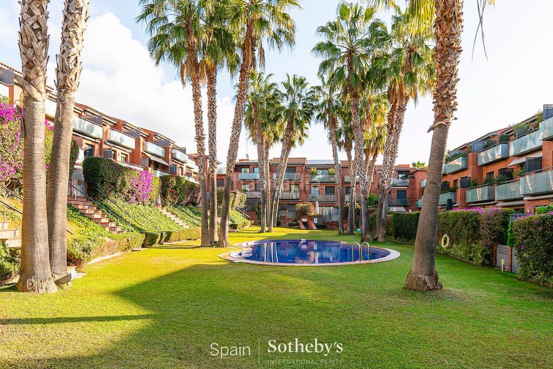 Foto 504ef8ed-2982-4423-adc6-0b280c87aa59. Casa aparellada amb calefacció aparcament piscina a Sitges