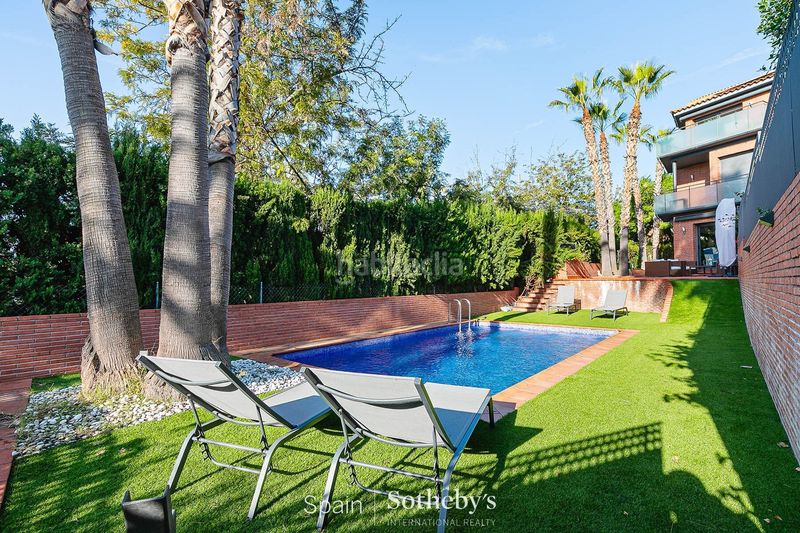 Foto 52bcd54d-3bd0-43ef-8905-6d8624e1a892. Casa aparellada amb calefacció aparcament piscina a Sitges