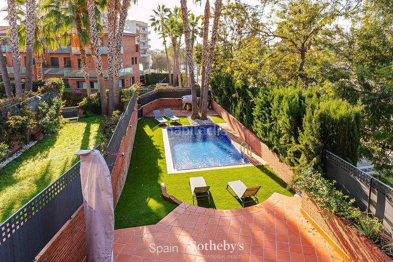 Foto 658c0923-304b-4aee-bf82-3c8705f2e665. Casa aparellada amb calefacció aparcament piscina a Sitges
