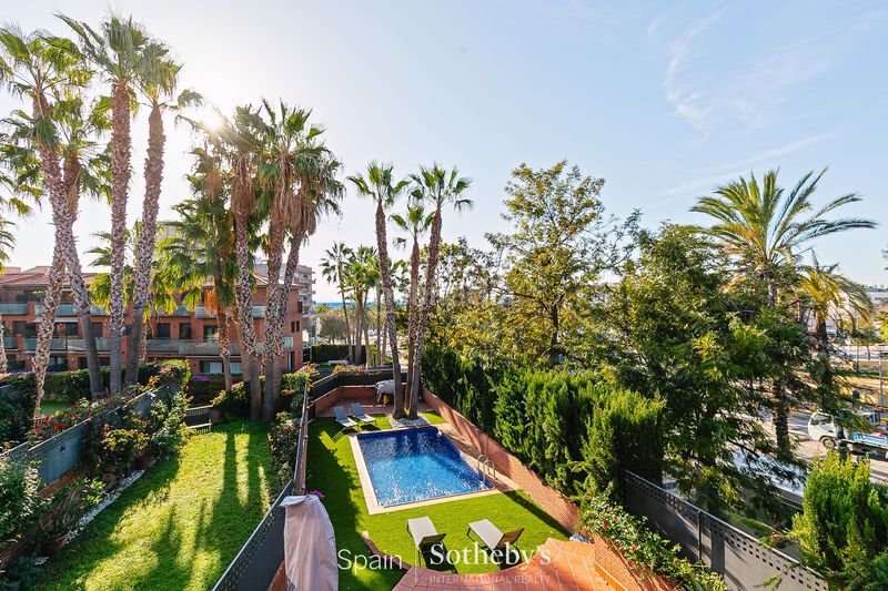 Foto a9d09300-29d5-45a8-a3dd-c397797fd885. Casa aparellada amb calefacció aparcament piscina a Sitges