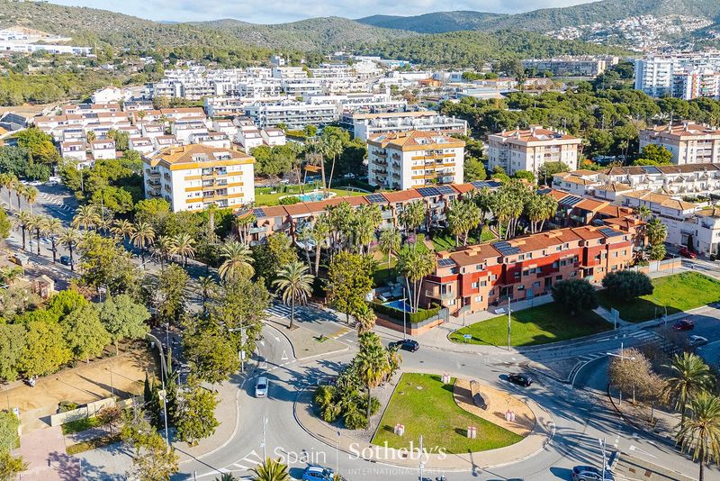 Foto dffd2a9d-cf56-41a7-85b9-2be97caee65c. Casa aparellada amb calefacció aparcament piscina a Sitges