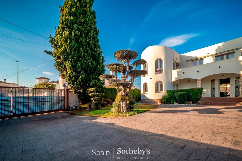 Foto ba0799b0-8bb9-4e02-9a34-7076408803b4. Casa amb calefacció aparcament piscina a Carmençó Empuriabrava
