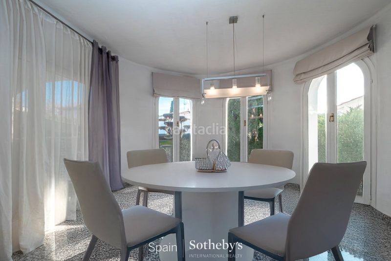 Foto f481a7b1-17d6-432c-af8b-3014699c15e1. Casa amb calefacció aparcament piscina a Carmençó Empuriabrava