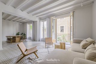 Apartament a Sant pere mes alt 43. Elegante piso de 3 habitaciones en un edificio histórico de 1843
