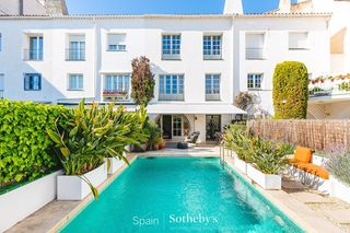 Casa bifamiliare in Centre. Exclusiva casa con jardín y piscina privada en el centro de sitg