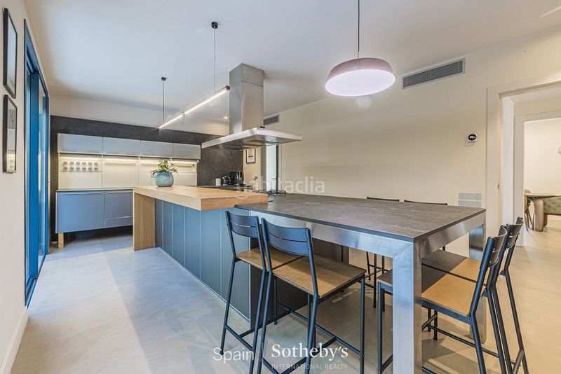 Foto 48cd71c2-ce1c-4cb3-a2a3-4902ce9dd3ec. Casa amb calefacció aparcament piscina a La Miranda Esplugues de Llobregat