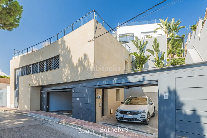 Foto 4f5b363f-258d-4cbb-8486-57152c24f8fd. Casa amb calefacció aparcament piscina a La Miranda Esplugues de Llobregat