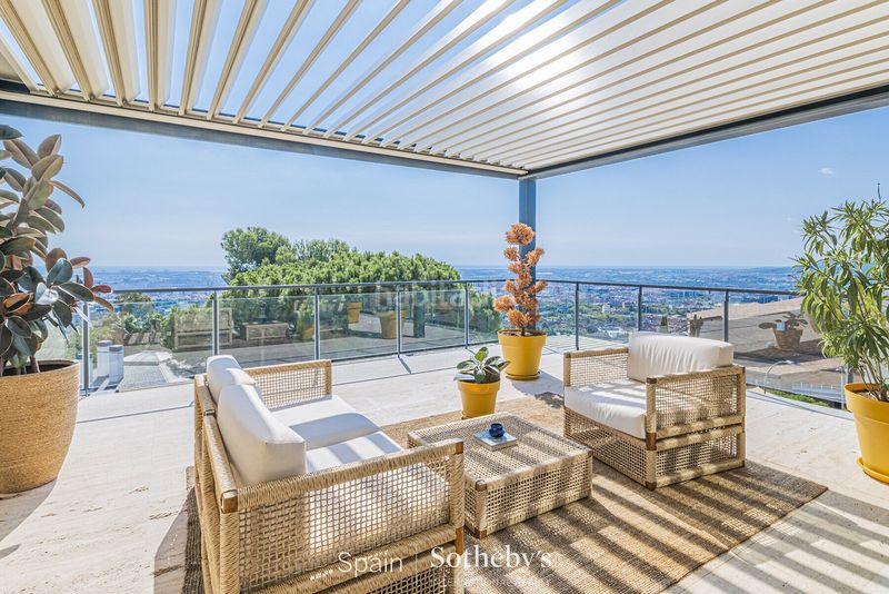 Foto ab89b58c-e223-4822-ad7f-a013a7104dcb. Casa amb calefacció aparcament piscina a La Miranda Esplugues de Llobregat