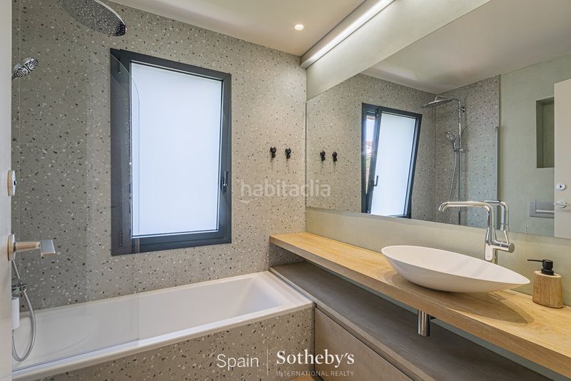 Foto ac5aaf33-6892-466f-8b9b-cd85b575291f. Casa amb calefacció aparcament piscina a La Miranda Esplugues de Llobregat