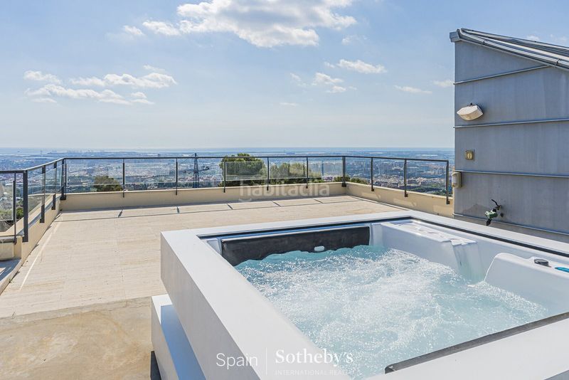 Foto bc0272cb-f4c1-4e66-b58a-9ac2f53f63c5. Casa amb calefacció aparcament piscina a La Miranda Esplugues de Llobregat