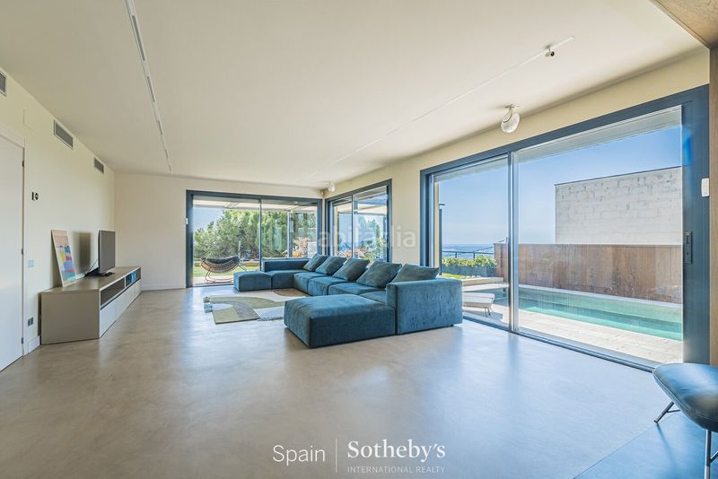 Foto d3a572e8-2917-4f7f-b357-27879157f436. Casa amb calefacció aparcament piscina a La Miranda Esplugues de Llobregat