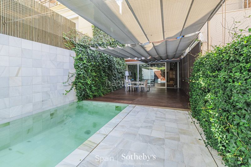 Foto d1f32f3d-1112-449e-80f9-bc9a78a90953. Casa amb aparcament piscina a Barri de les Corts Barcelona