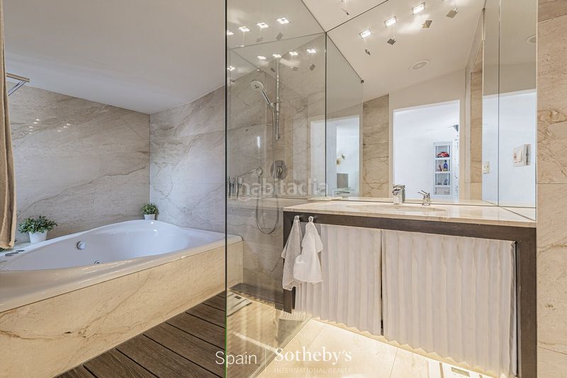 Foto ebe718cb-d779-42fd-bbc5-52b6bd12d6e9. Casa amb aparcament piscina a Barri de les Corts Barcelona