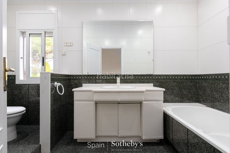 Foto 01eb8848-3969-48bc-a0fc-60f2719c3814. Casa amb aparcament piscina a Alella