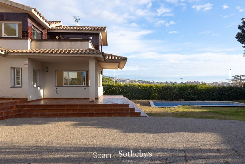 Foto 06a1a33d-bbb2-474e-aa3c-5b1b4cd48101. Casa amb aparcament piscina a Alella