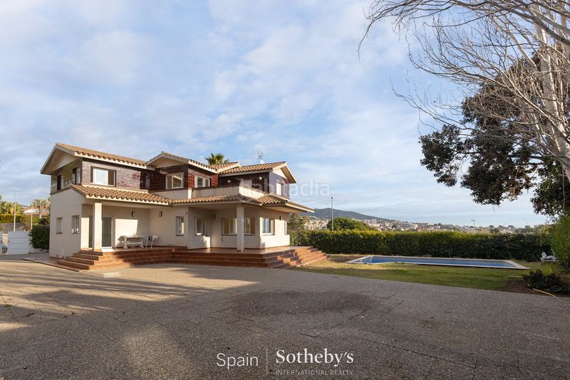 Foto fe00cdb5-aacf-43e0-838d-ea2f56ec8fa1. Casa amb aparcament piscina a Alella